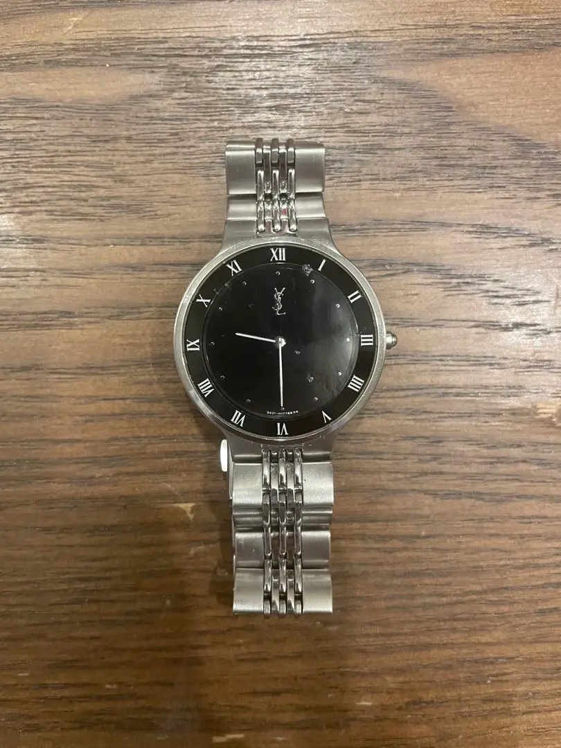 イヴ・サンローラン黒文字盤の腕時計　美品。　電池切れ非稼働。 イヴ・サンローラン黒文字盤の腕時計 美品。 電池切れ非稼働。
