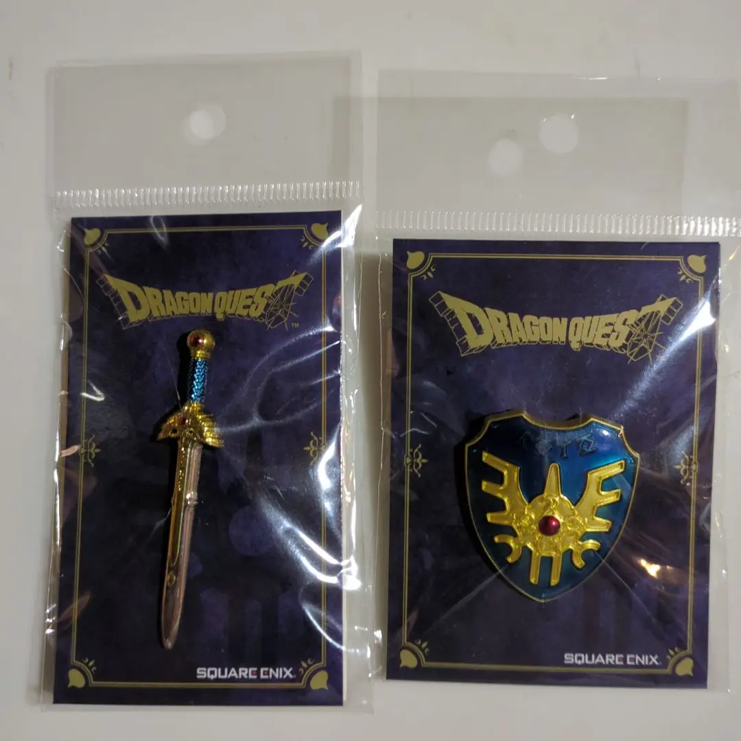 ドラゴンクエスト　ピンバッジ　4種＆ヘアゴム1種セット　ロトの剣、盾　など SQUARE ENIX - ドラゴンクエスト ピンバッジ4種＆ヘアゴム1種