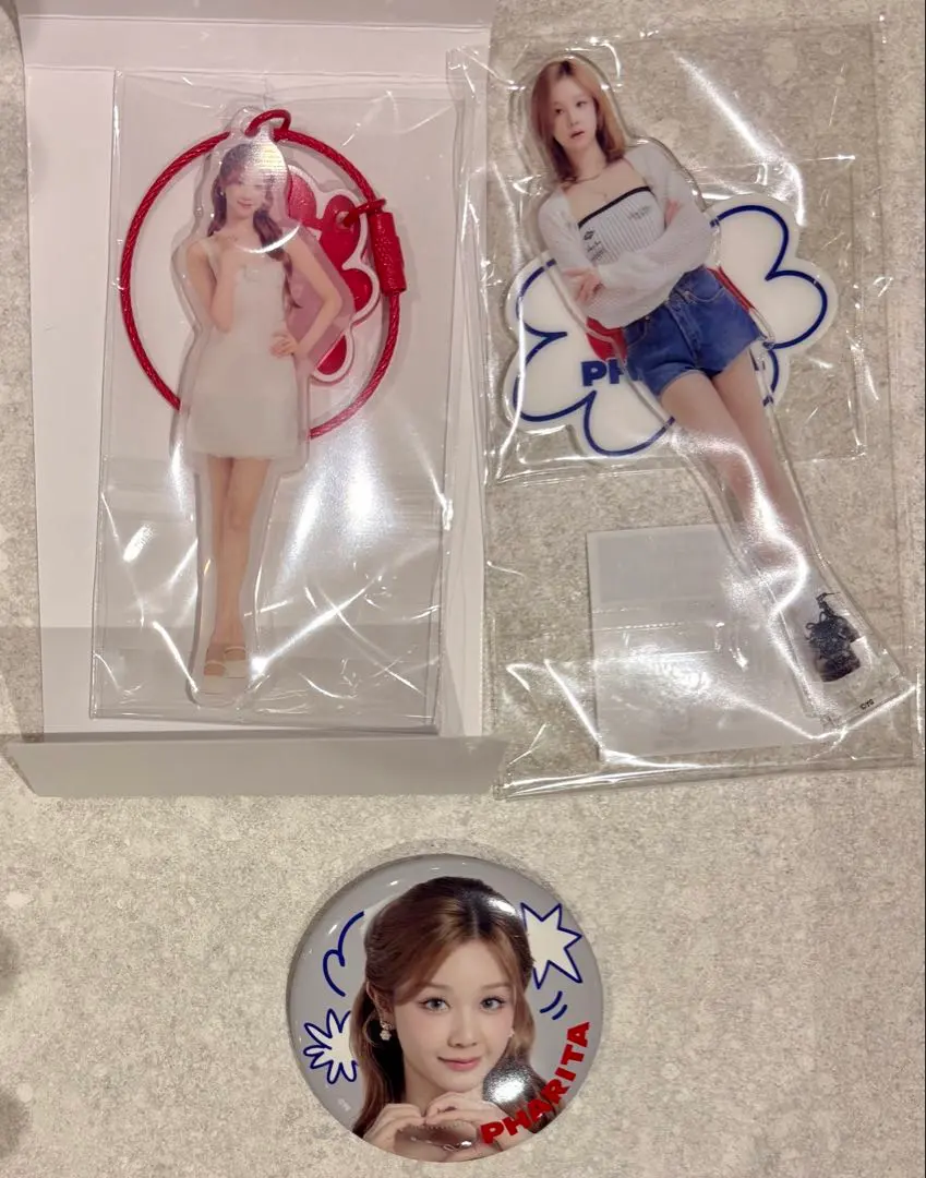 BABYMONSTER 期間限定快閃店 粉絲見面會 Paris 帕麗塔 徽章 立牌 照片吊飾 的縮圖