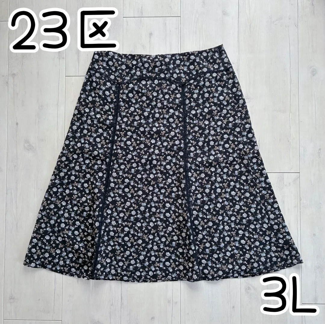 Thumbnail of 23区 (Twenty-Three Districts) - Plus Size Floral Navy Skirt - Onward Kashiyama