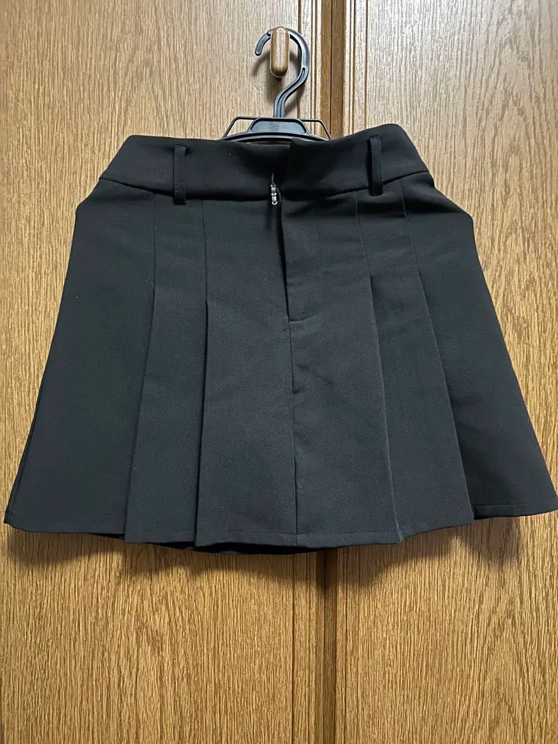 Thumbnail of Black pleated skirt, elastic waist