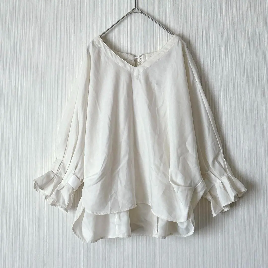 Thumbnail of 652 Three-quarter sleeve blouse, off-white, V-neck, voluminous sleeves, ribbon, elastic