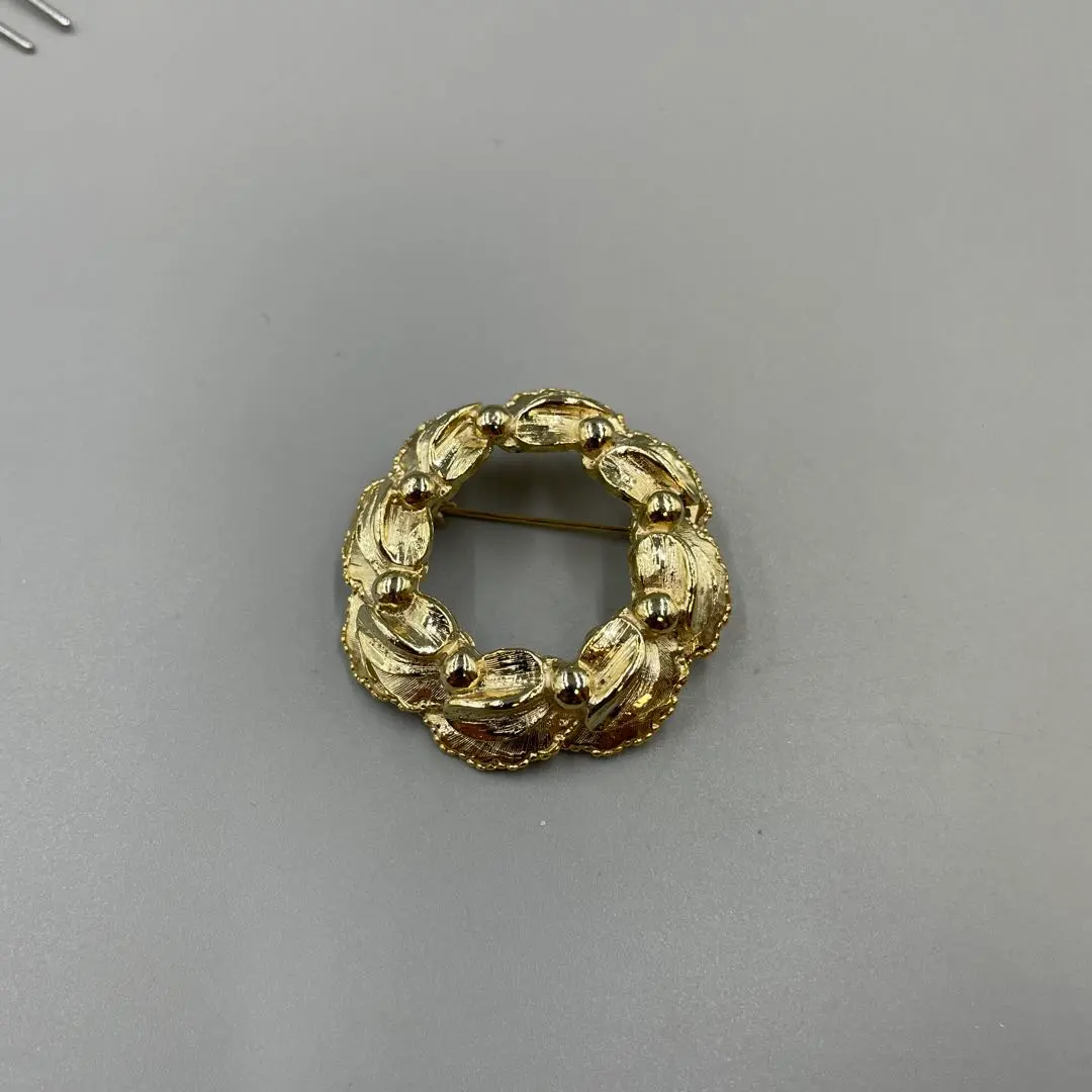 Thumbnail of 218 Gold Round Brooch Vintage Style