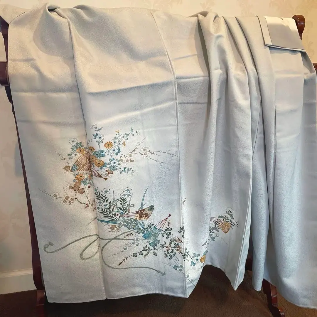 Thumbnail of For those with refined tastes! A refined silver-gray lined kimono.