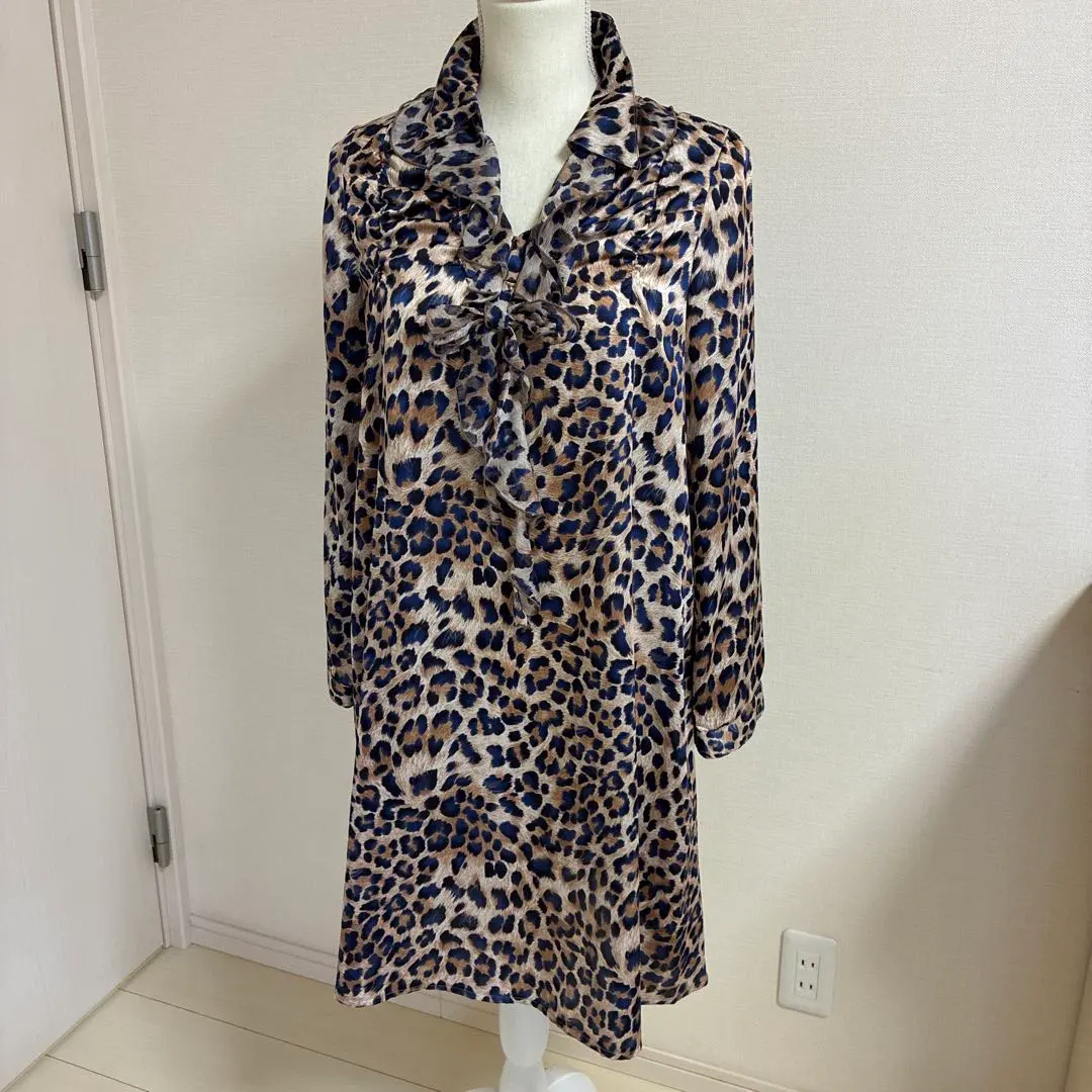 Thumbnail of Leopard print long-sleeved dress with front ribbon