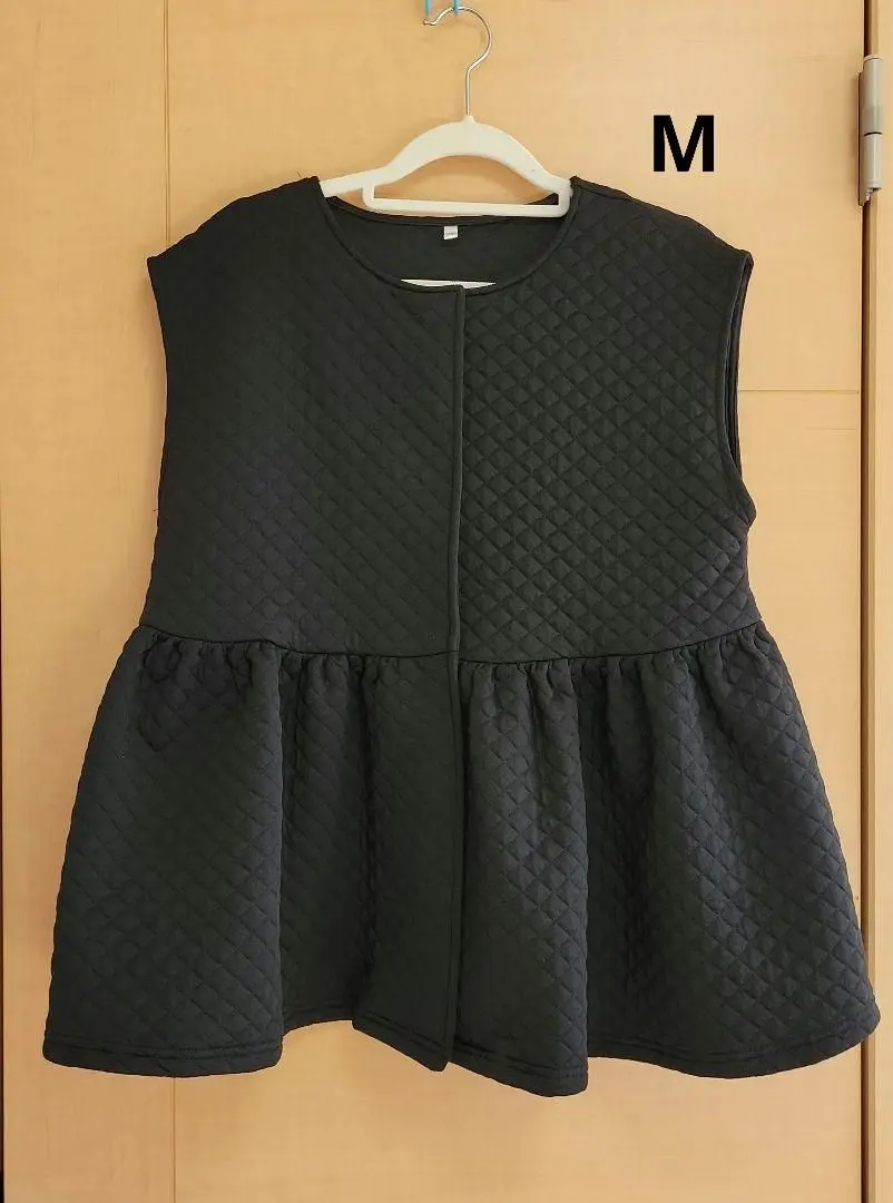 ♥近乎全新♥極美品♥可手洗♥M 黑色 絎縫 中長背心 下擺式樣 的縮圖