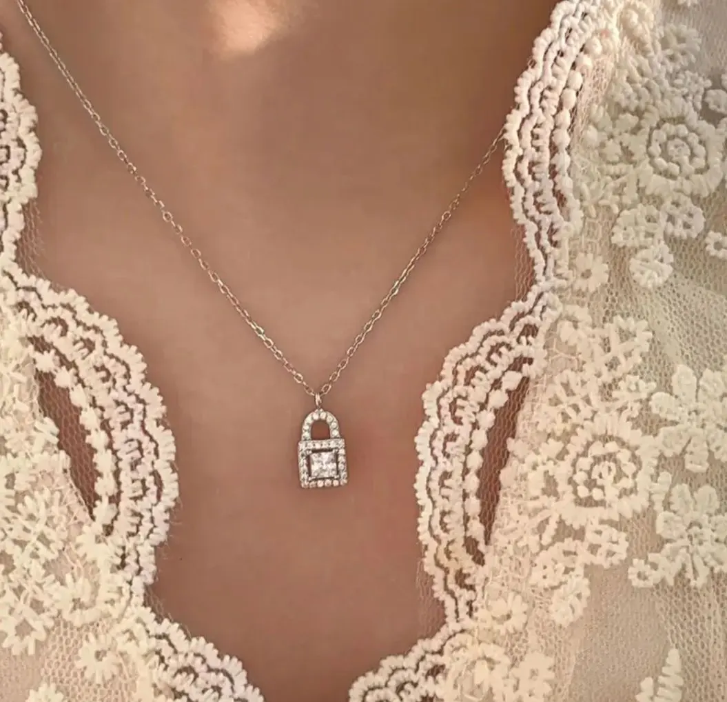 全新未使用 銀色鏈條 帶鎖 正方形 鋯石 項鍊 閃閃發光 可愛 的縮圖