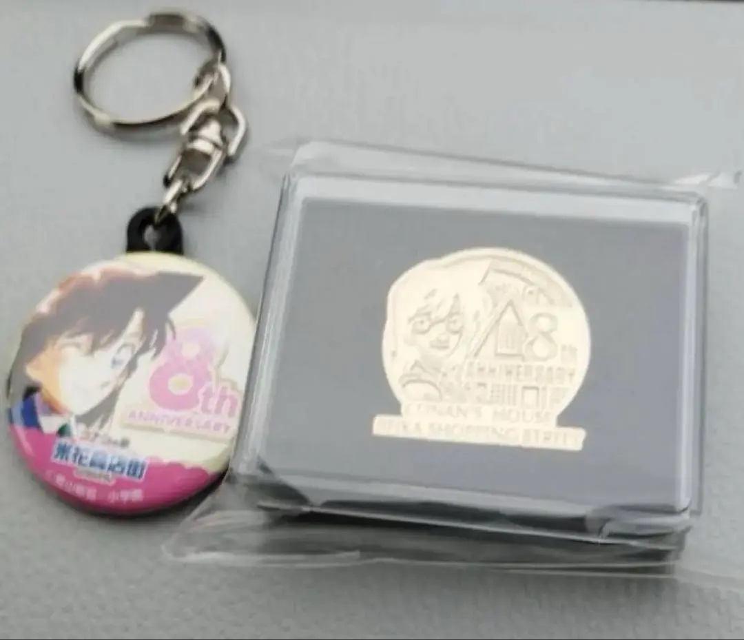米花商店街8周年記念の数量限定缶バッジキーホルダーとピンバッジ パリコレクション 大人気の 米花商店街8周年記念の数量限定缶