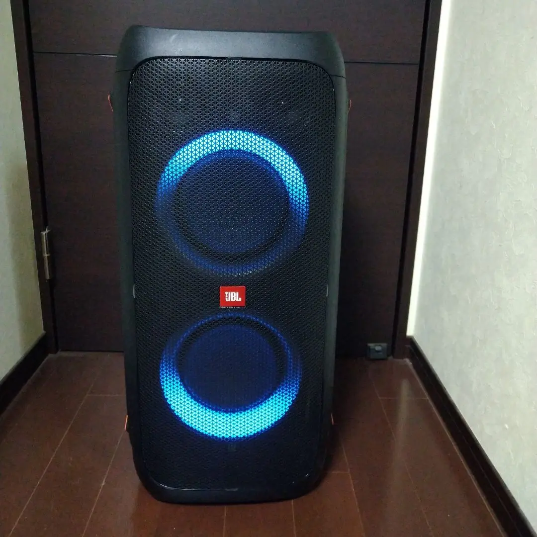 JBL partybox 310  中古（外郭部分の一ヶ所に割れあり） JBL partybox 310 （外郭部分の一ヶ所に割れあり）