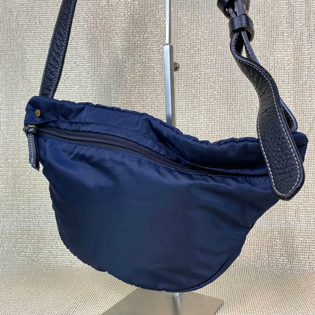 エバーカーキ　ワンショルダーバッグ Lui's（ルイス）の「EVER KHAKI ショルダーバッグ（ボディバッグ