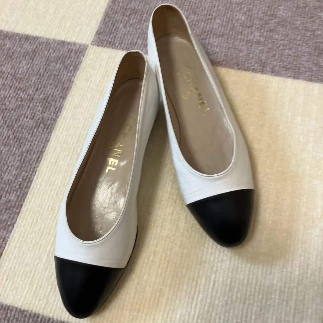 Thumbnail of CHANEL Flat Shoes White/Black