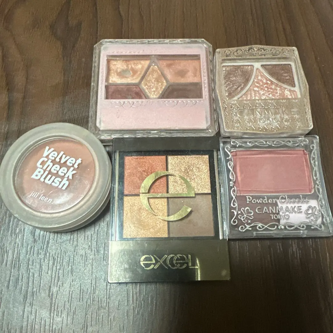 Thumbnail of Eyeshadow palette and blush set