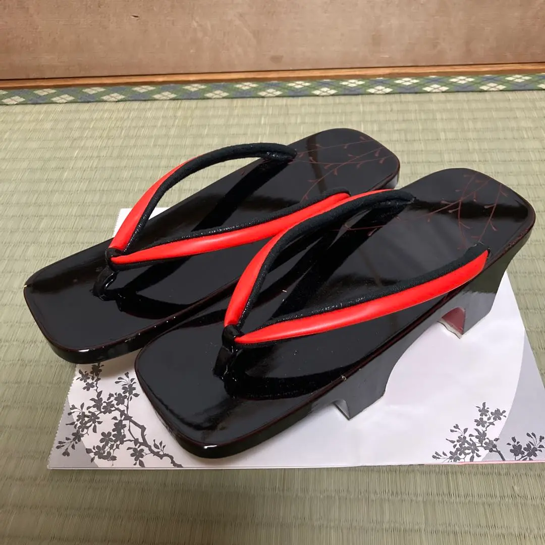 Thumbnail of Lacquer-finished geta (wooden clogs) - Two-toothed geta