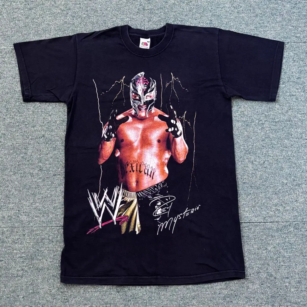 2008 WWE/ ミステリオ 総柄 レスリング Tシャツ USED］ 2008 