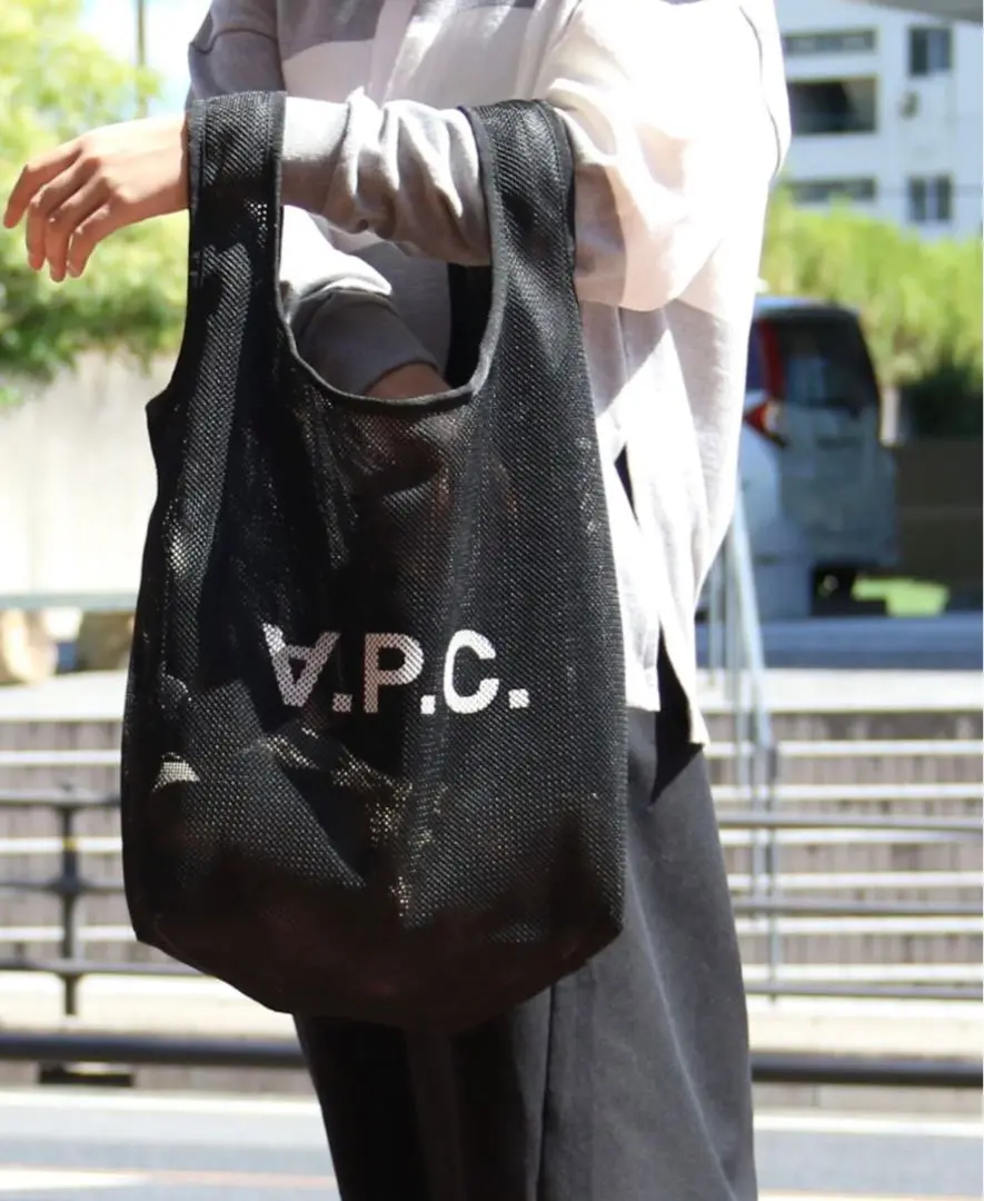 A.P.C. ブラックメッシュバッグ 季節感と軽快感のあるA.P.C.のメッシュバッグ | 1989 blog