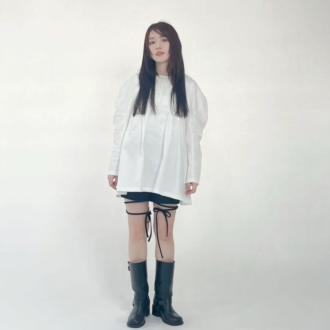 Thumbnail of hugi blouse, take off