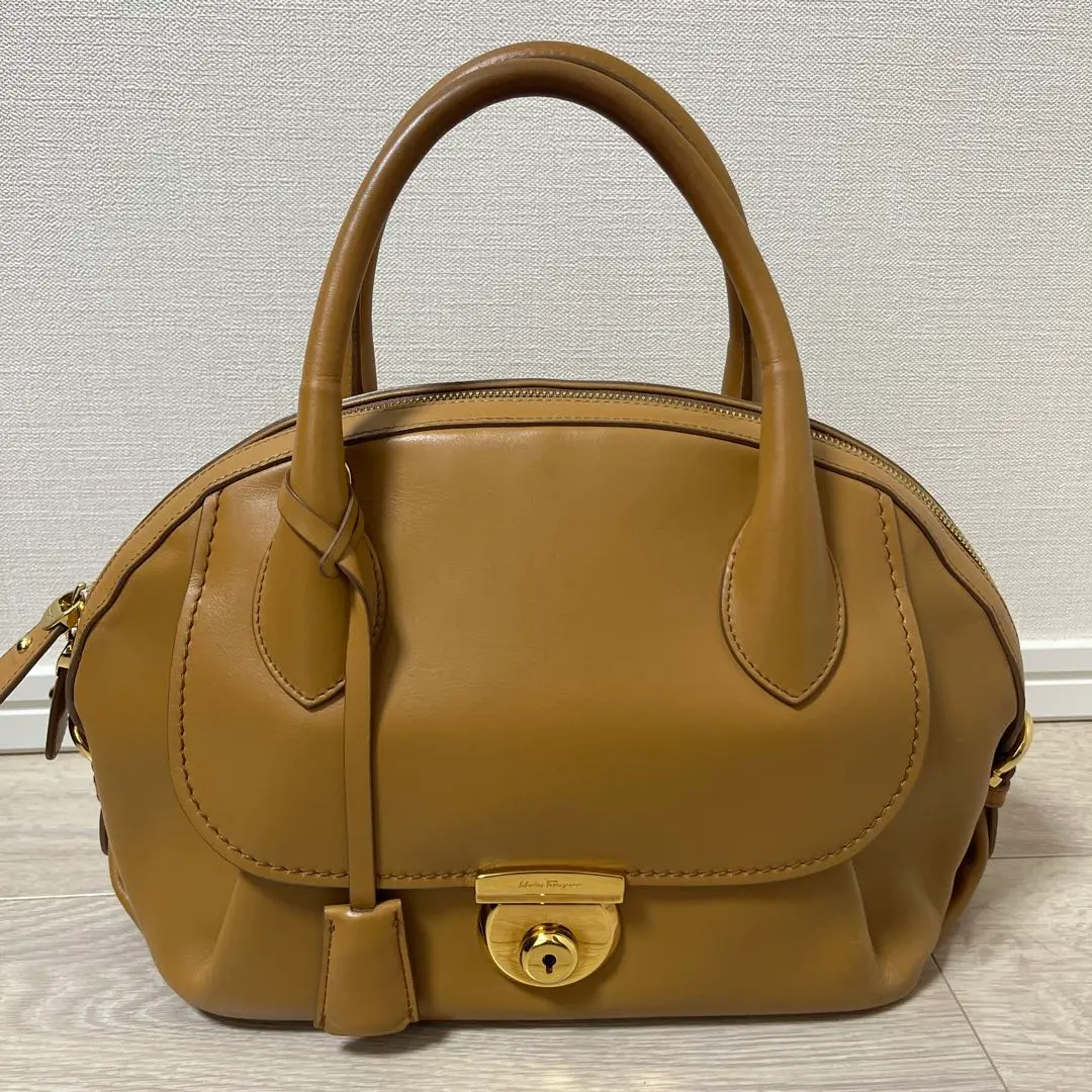 フェラガモ フィアンマ ハンドバッグ 2way ショルダー レザー 白 鍵付 フェラガモ フィアンマ ハンドバッグ 2way ショルダー レザー 白