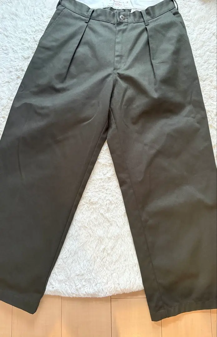 Thumbnail of Universal Overall Tuck Wide Pants - Green Sage
