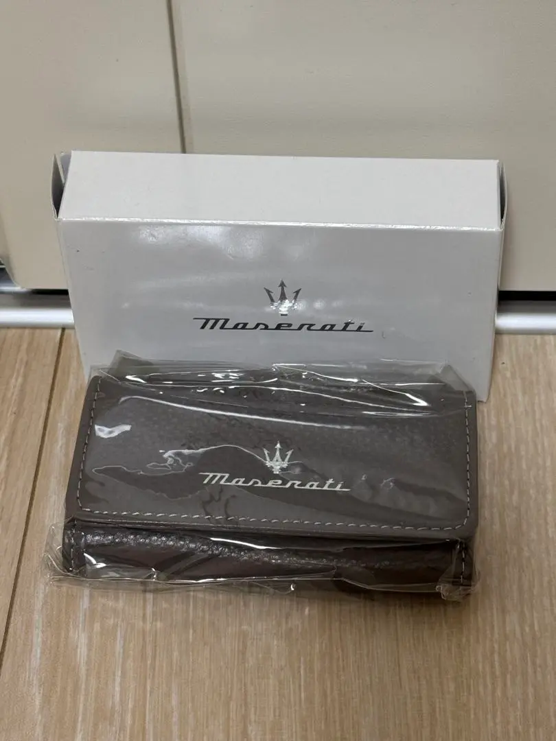 新品 未使用 Maserati オリジナル レザー キーケース 純正品 マセラティ純正レザーキーケース(ブラック) 24752 : イタリア