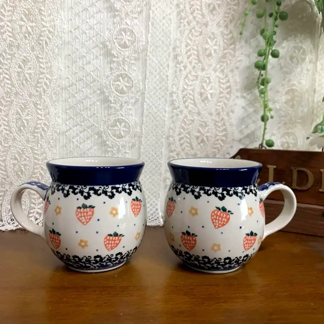 新品　ポーリッシュポタリー  vena  いちご柄　セット VENA社のいちご柄。 小さないちご🍓のスタンプがいっぱい絵付け