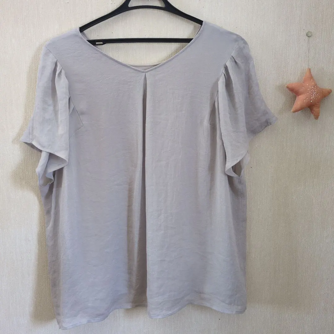 Thumbnail of Light gray ruffled sleeve V-neck top - Comme Ça