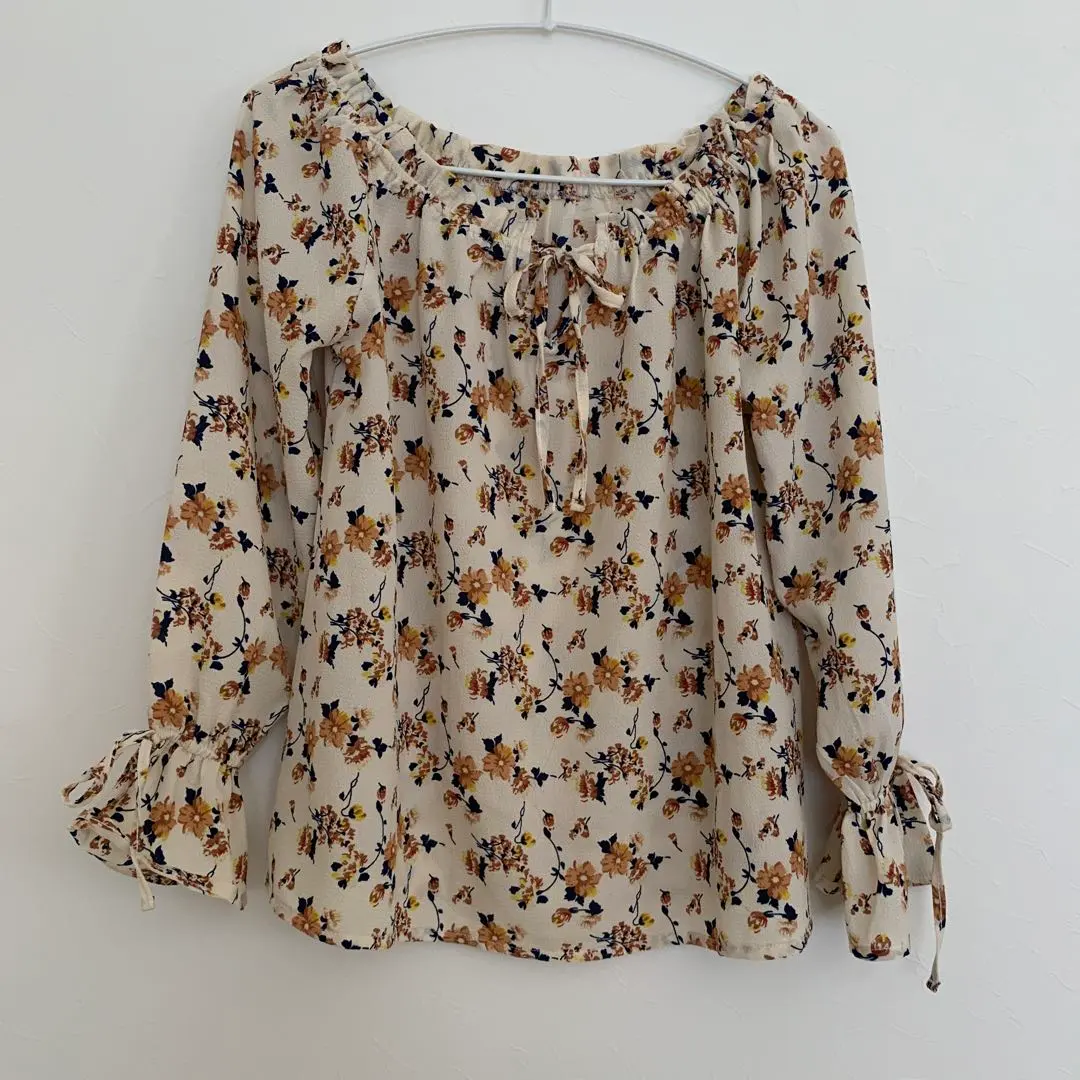 Thumbnail of Floral off-shoulder long-sleeved shirt
