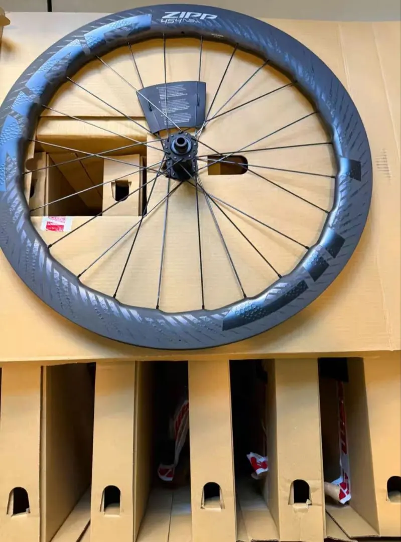 水曜日で出品終了します。ZIPP 454 NSW チューブレスタイヤ 新品)ZIPP (ジップ) 454 NSW Tubeless Disc チューブレス スラム