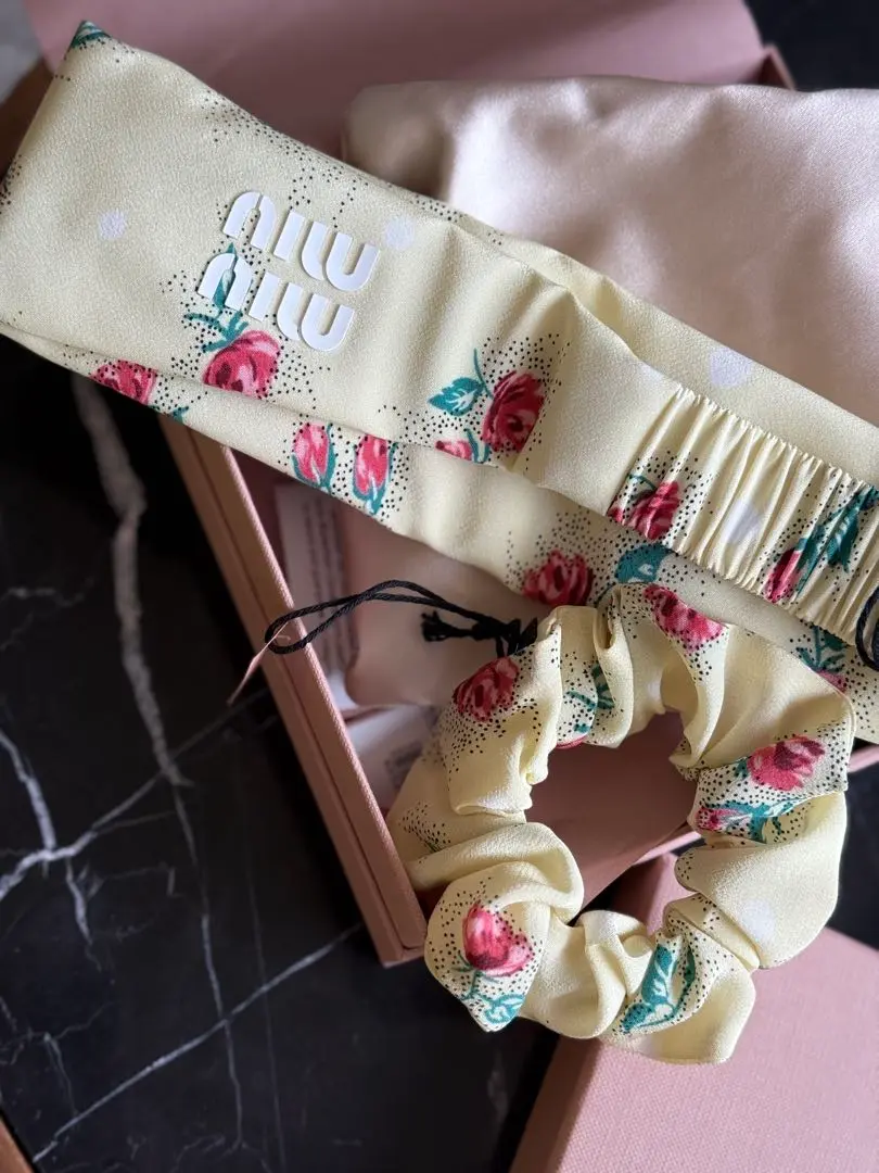 miumiu ミュウミュウ シュシュ ヘアゴム パイル ロゴ刺繍 ピンク
