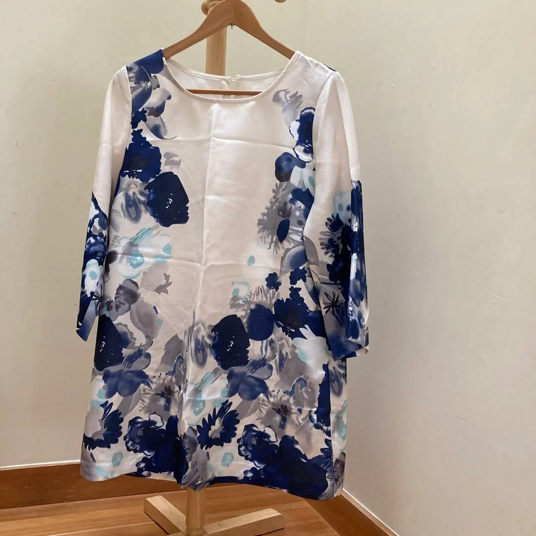 Thumbnail of Stylish, elegant, reunion, concert, lunch. Blue and white floral large-print tunic, five-sleeve, L