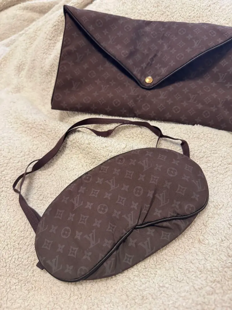 【正規品】ルイヴィトン　トラベルポーチ アイマスク　エアークッション首枕 LOUIS VUITTON トラベルクッション オブジェノマド ネックピロー