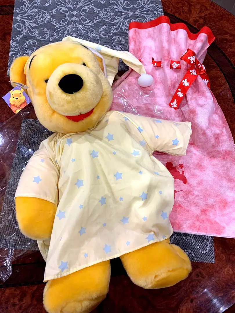 新品　タグ付き　ディズニーストア　プーさん　ぬいぐるみ　パジャマ　すやすや パジャマ姿ですやすや眠るぬいぐるみ！セガプライズ ディズニー