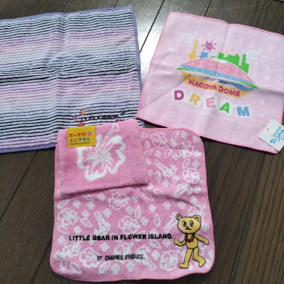 Thumbnail of Nagoya Dome and Little Bear handkerchief set
