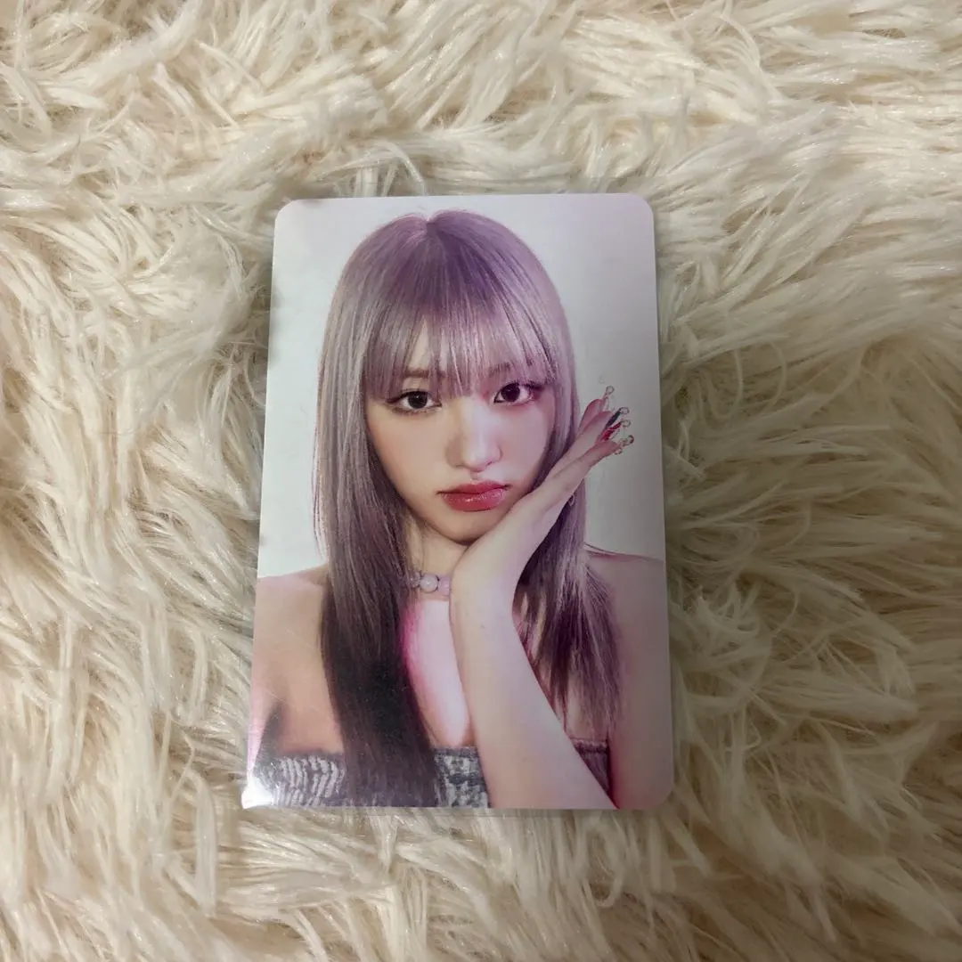 Thumbnail of IVE SWITCH enclosed trading card Liz