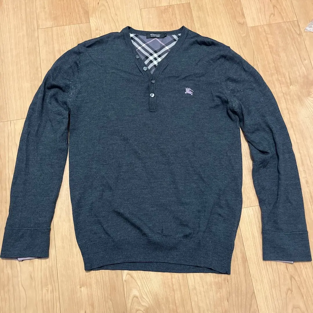 深灰色 V 領針織毛衣 的縮圖