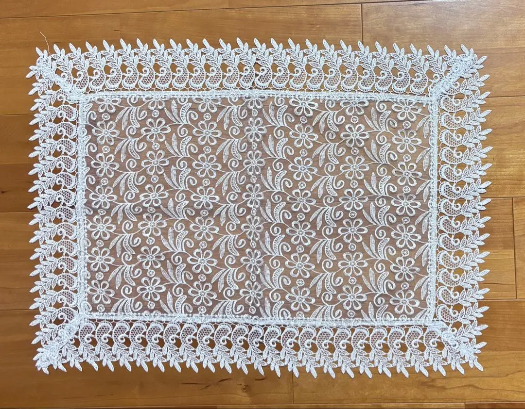 白色 花紋 蕾絲 桌布 的縮圖
