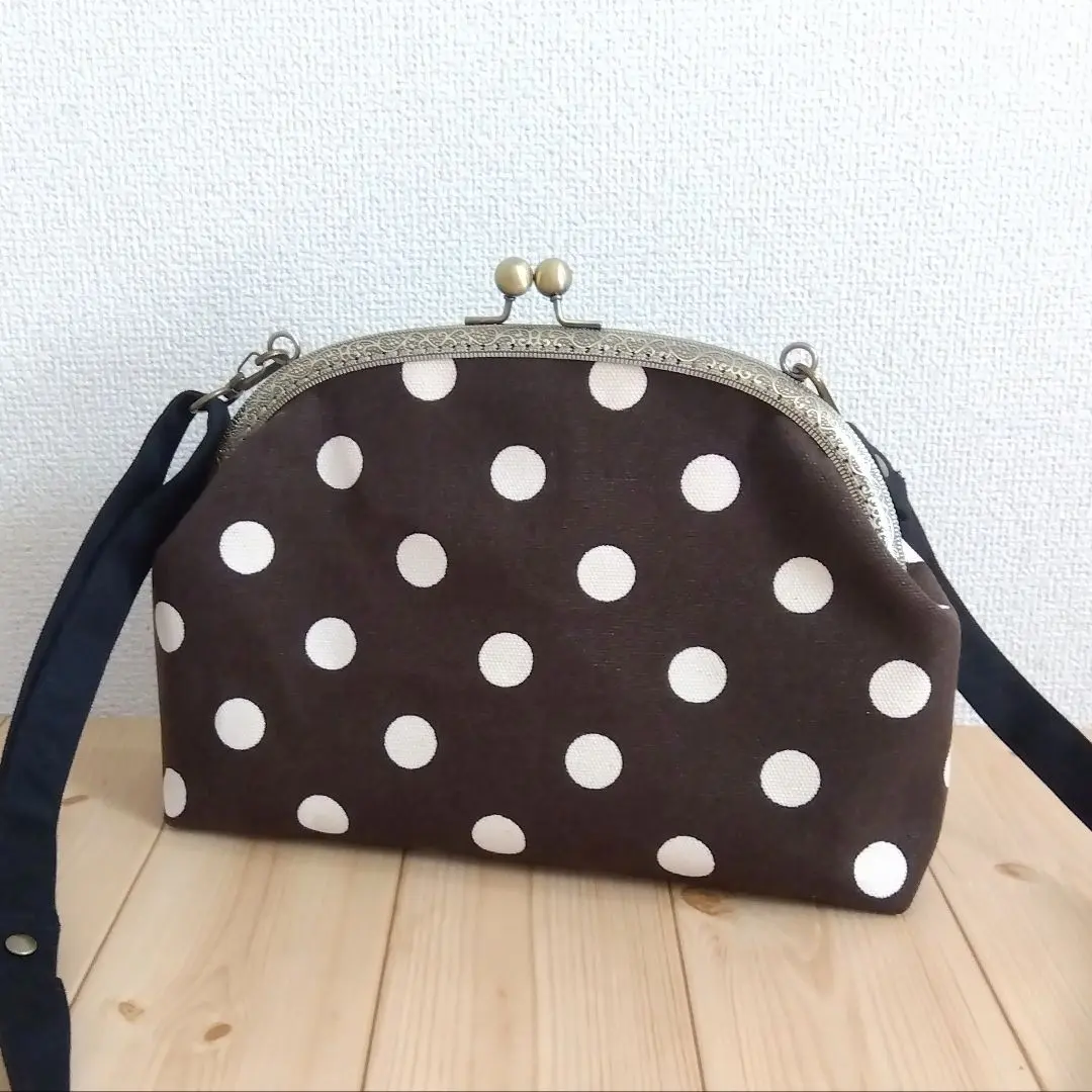 可放入長款錢包的大號點點帆布口金斜挎包 25cm口金 茶色 362 的縮圖