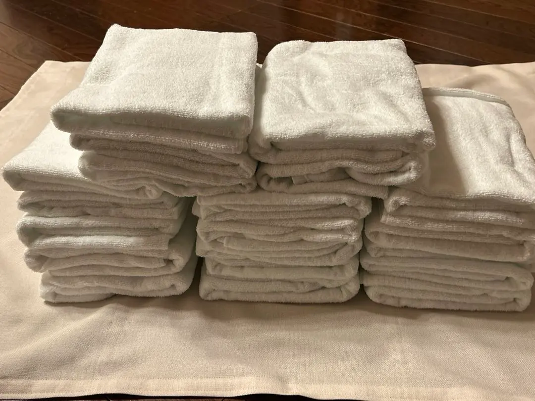 Thumbnail of 20 bath towels