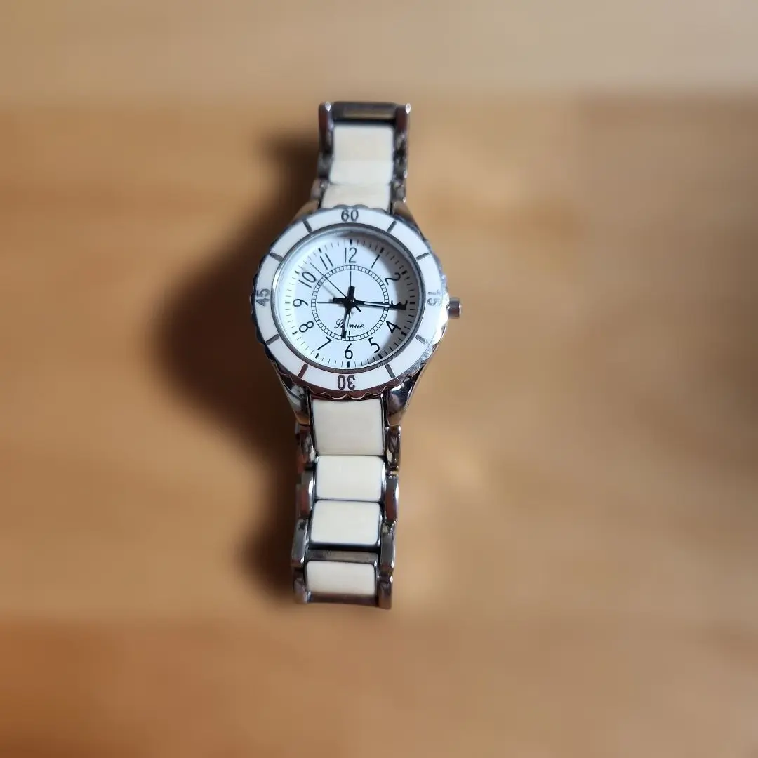 Thumbnail of White quartz wristwatch (The battery is dead, but it works fine)