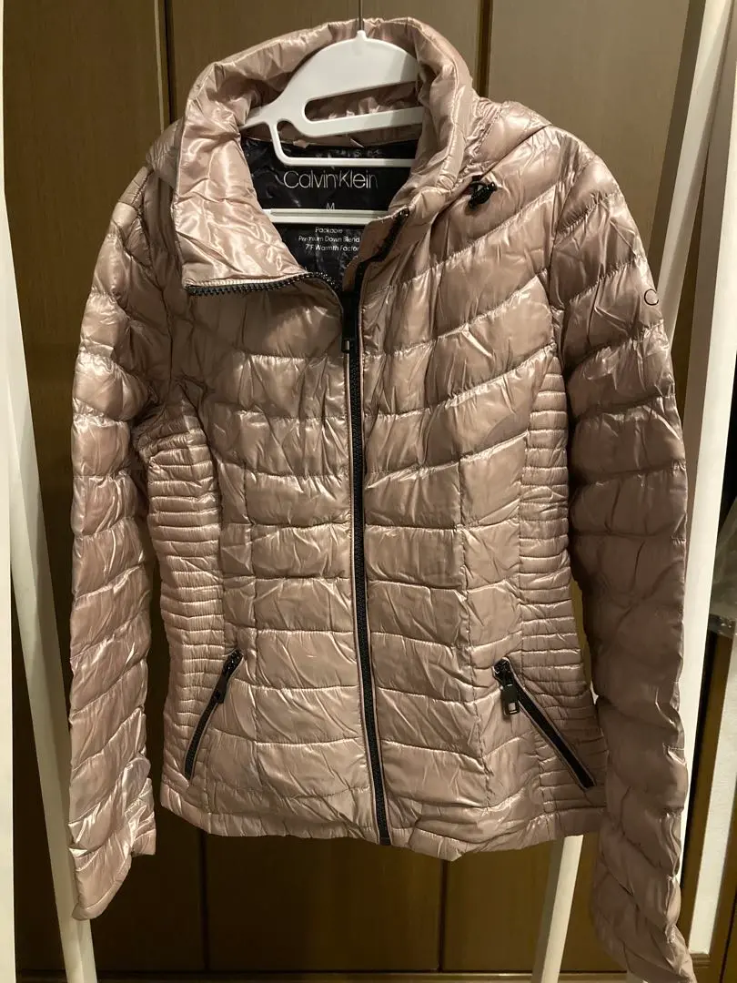 ヒロ。ファー付きピンクダウンジャケット、カルバンクライン 美品 Calvin Klein - Calvin Klein ダウンジャケット ピンク♡の通販