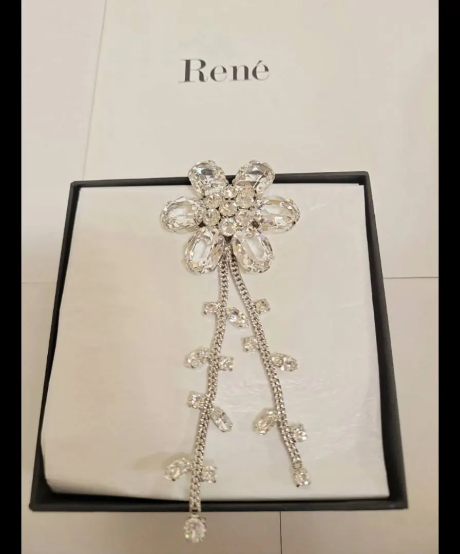 Thumbnail of René brooch