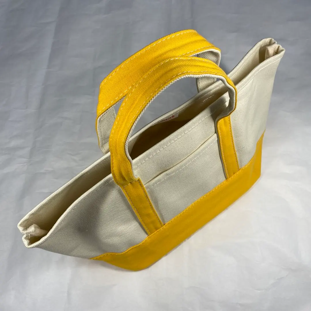 【養樂多布製包】採用類似頒布的厚實面料製成。 的縮圖