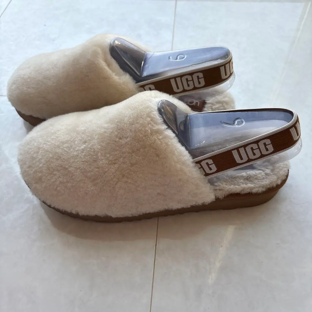 Thumbnail of UGG Ivory Slip-on Sandals with Fur, 24.5cm