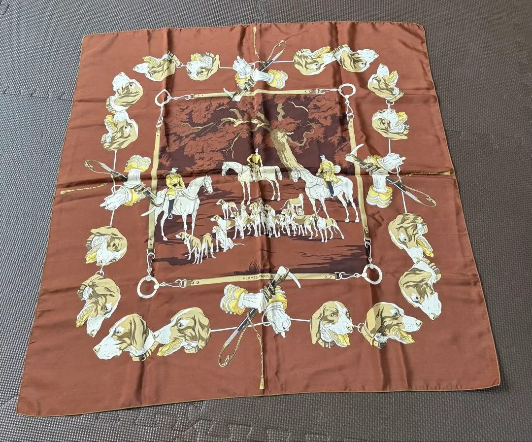 美品 HERMES エルメス スカーフ カレ65 犬 イヌ シルク100％ 絹 美品 HERMES エルメス スカーフ カレ65 犬 イヌ シルク100％ 絹