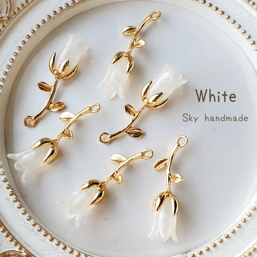 Thumbnail of 《4 pieces》 White Petal Charm 3D Flower Charm Tulip Bud