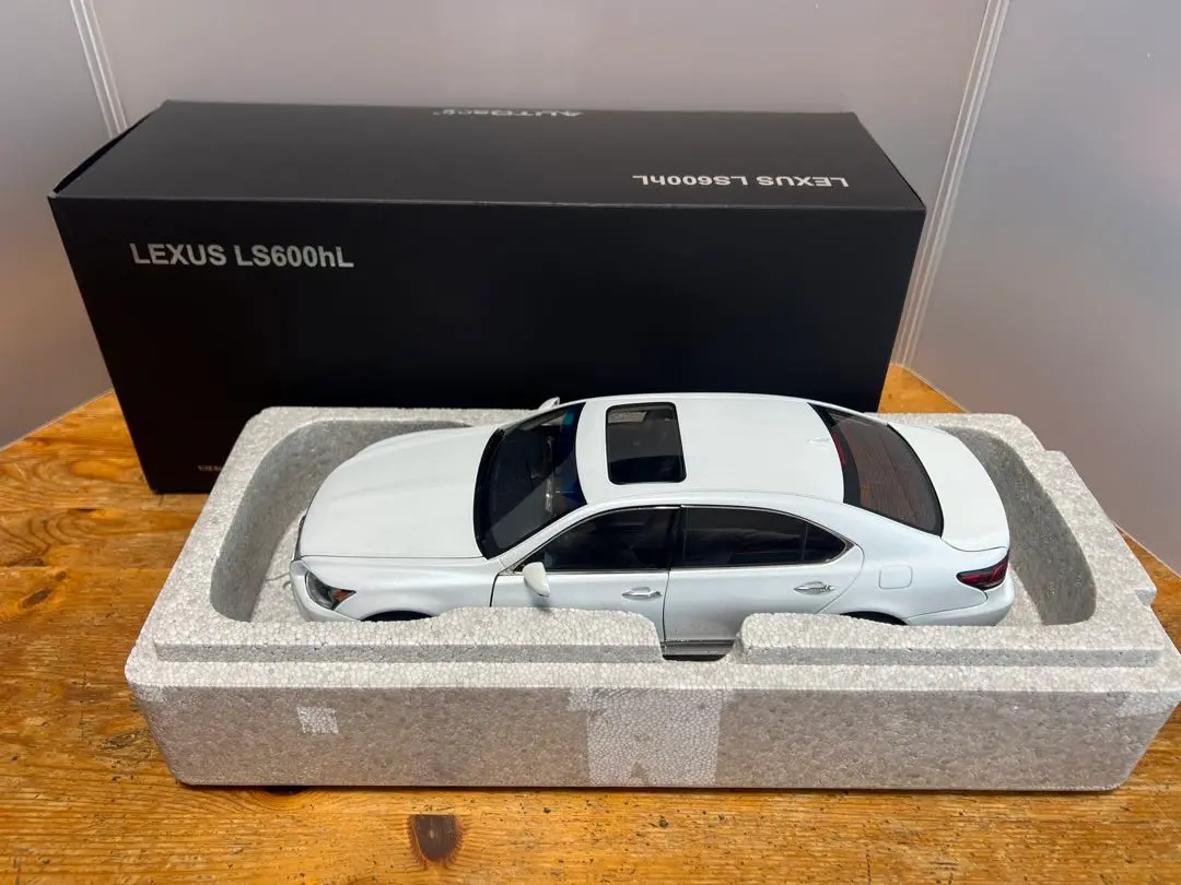 1/18 レクサスLS600hL 新品ケースから一度も取り出していません。