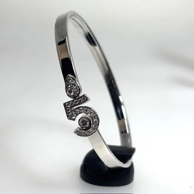 CHANEL ロゴ カフブレスレット 箱付き CHANEL ロゴ カフブレスレット 箱付き CHANEL ロゴ カフ