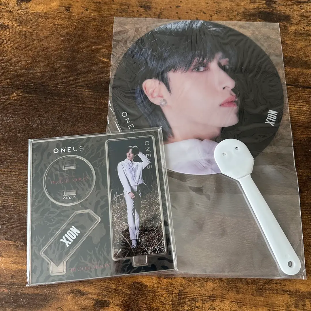 ONEUS グッズ　ファヌン　団扇　2点セット 2025年最新】oneus シオン うちわの人気アイテム - メルカリ