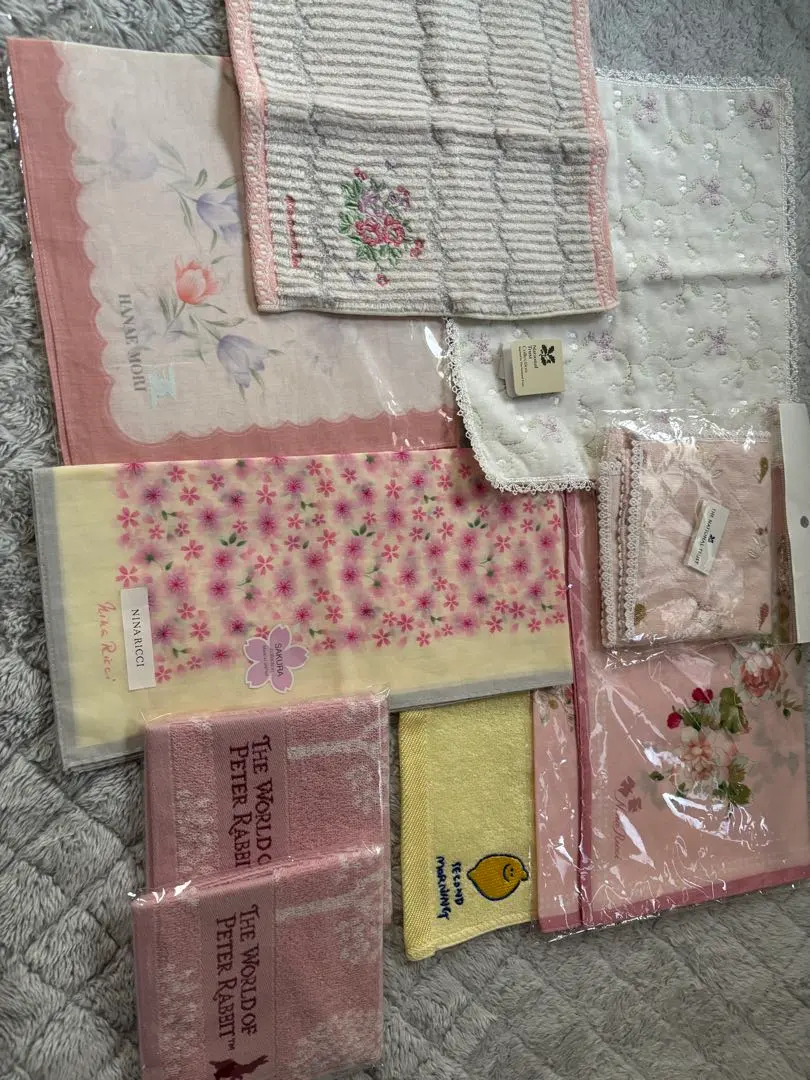 Thumbnail of Floral Pattern Towel Handkerchief Set