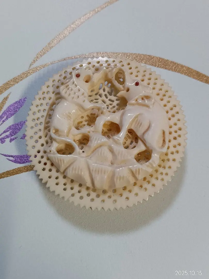 鏤空帶扣 獅子與象牙色 的縮圖