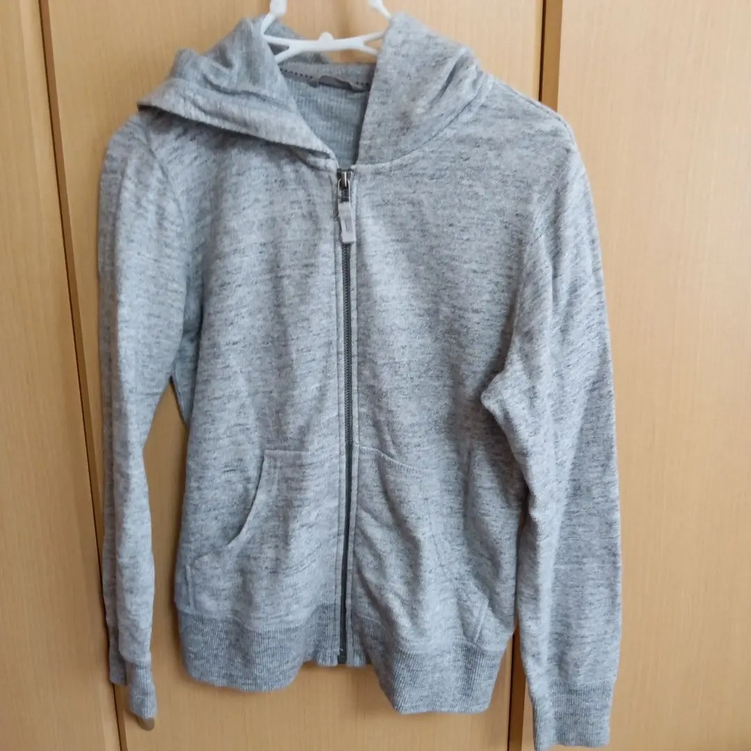 UNIQLO 140cm 連帽衫 灰色 的縮圖